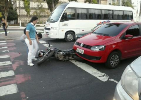 Colisão de moto e carro em frente ao Fórum Henoch Reis